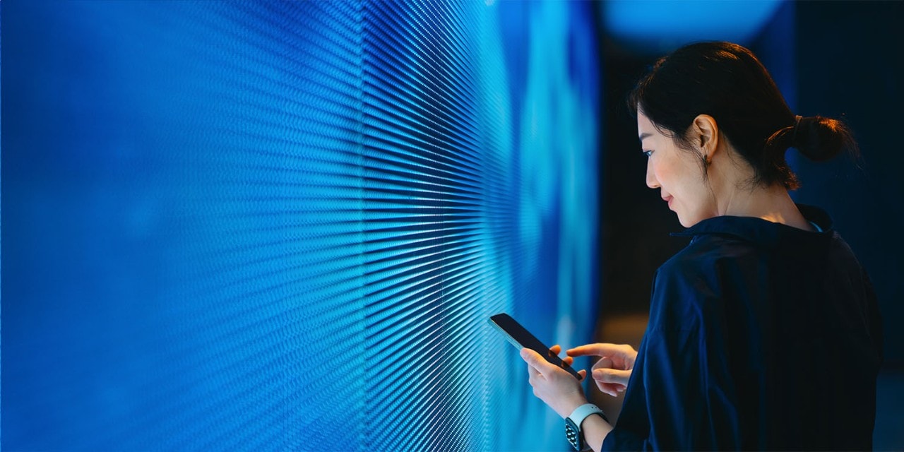 Mujer mirando puntos de datos en la pantalla