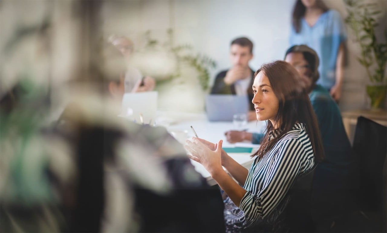 Dos científicos de datos trabajando con una computadora