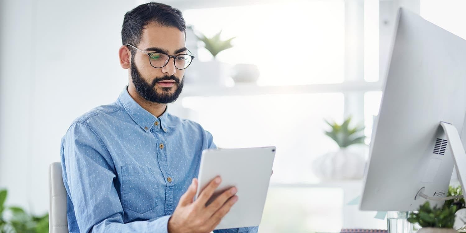 Homem olhando para o computador